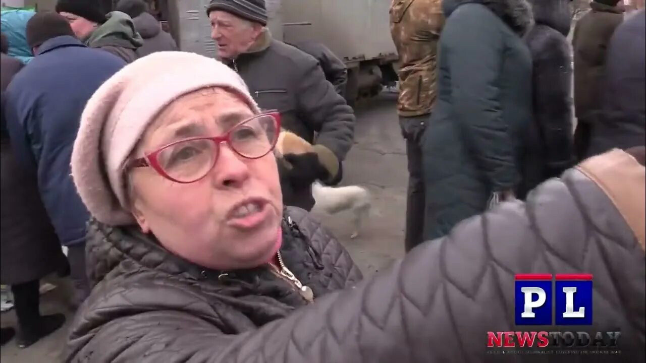 Украина правда ютуб. Донецк бабушка с флагом.