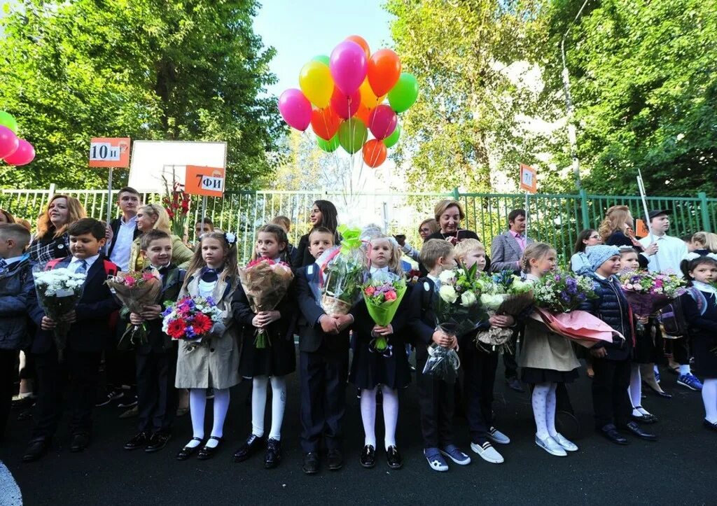 Линейка 1 сентября отменяется. Линейка 1 сентября. школа москва 1 сентября. линейка в школе москва. школа 1359 фото 1 сентября.