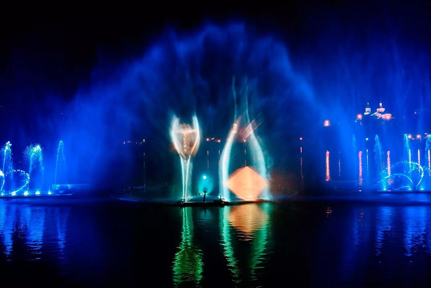 Время поющих фонтанов. Абрау Дюрсо фонтан. Абрау-Дюрсо фонтан на озере. Шоу фонтанов Абрау Дюрсо. Поющие фонтаны Абрау Дюрсо.