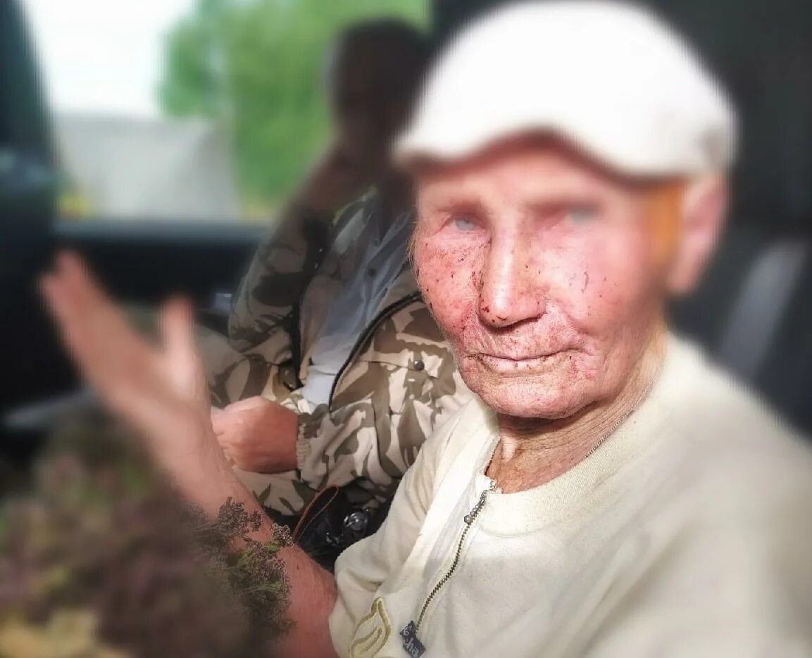 Найден пенсионер. Бабушка в лесу. 56 Ти летняя бабка. Фото пенсионеров которые за войну на Украине Тогучинский район.