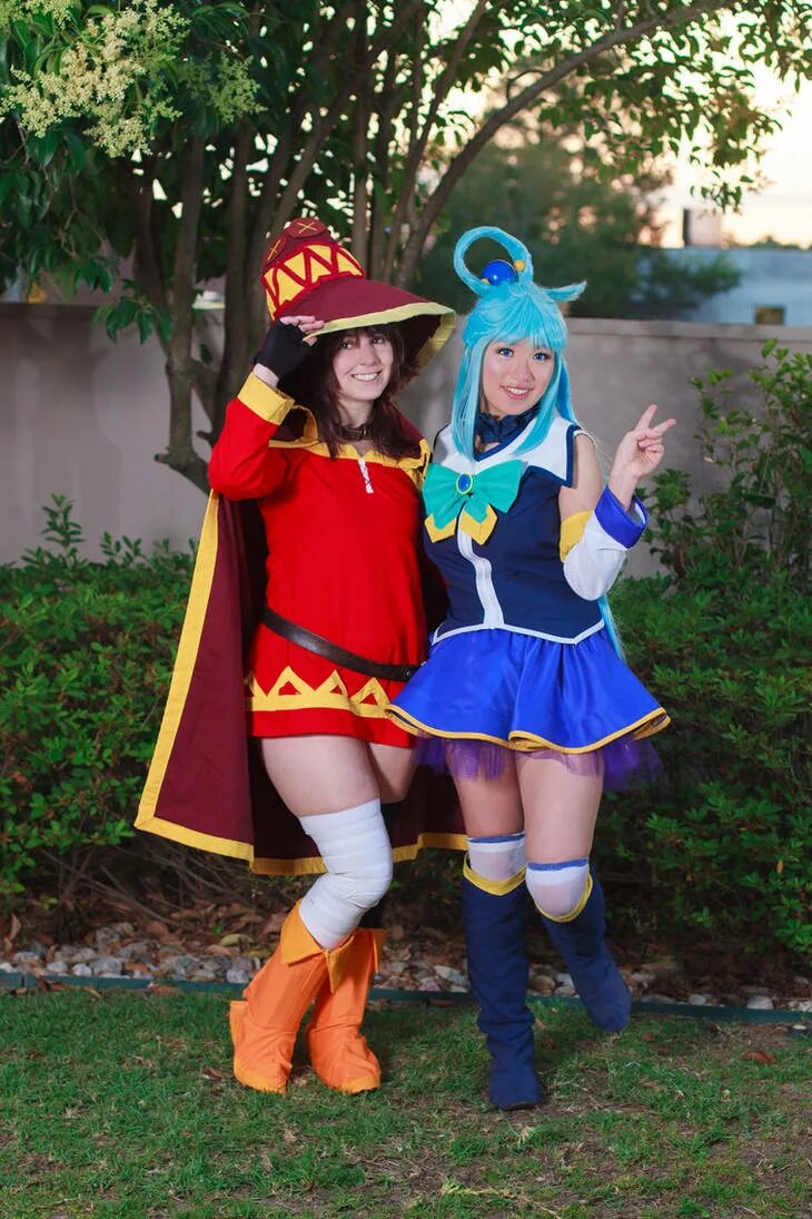 Aqua cosplay. Аква коносуба косплей. Мегумин коносуба. Коносуба Эрис косплей. Megumin and Aqua Cosplay.