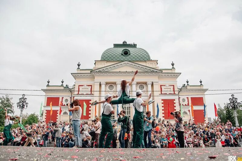 Понедельник в городе иркутске. День города Иркутск. Праздники в Иркутске. С праздником города Иркутска. Праздничное шествие на день города.