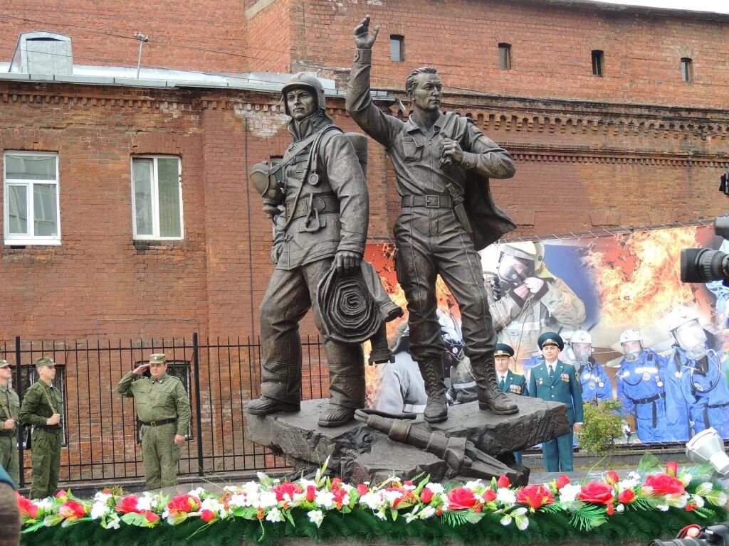 В каком городе установлен памятник героям. Памятник пожарным и спасателям мчс россии. памятник пожарным и спасателям в иркутске. памятник спасателям мчс в москве. памятник сотрудникам мчс в москве.