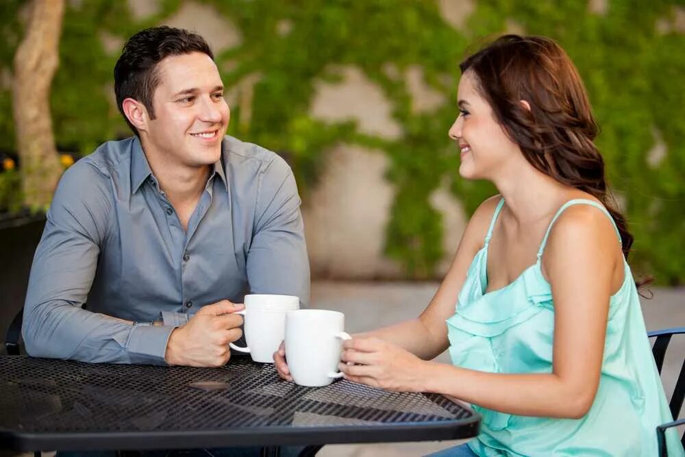 Новое время знакомства. Разговор мужчины и женщины. Мужчина и женщина беседуют. Парень и девушка беседуют в кафе. Мужчина и женщина за столиком.