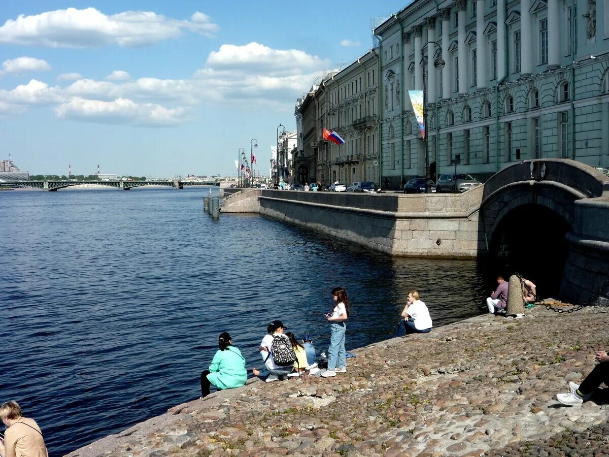 Цивилизация на неве сайт. Набережная Невы в Санкт-Петербурге около горного университета. Пикулин набережная Невы. Набережная Невы Бандитский Петербург. Банк Санкт-Петербург на набережной Невы.