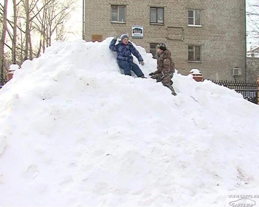 Груды снега. Сугробы во дворе. снежная куча. гора снега во дворе. много снега во дворе.