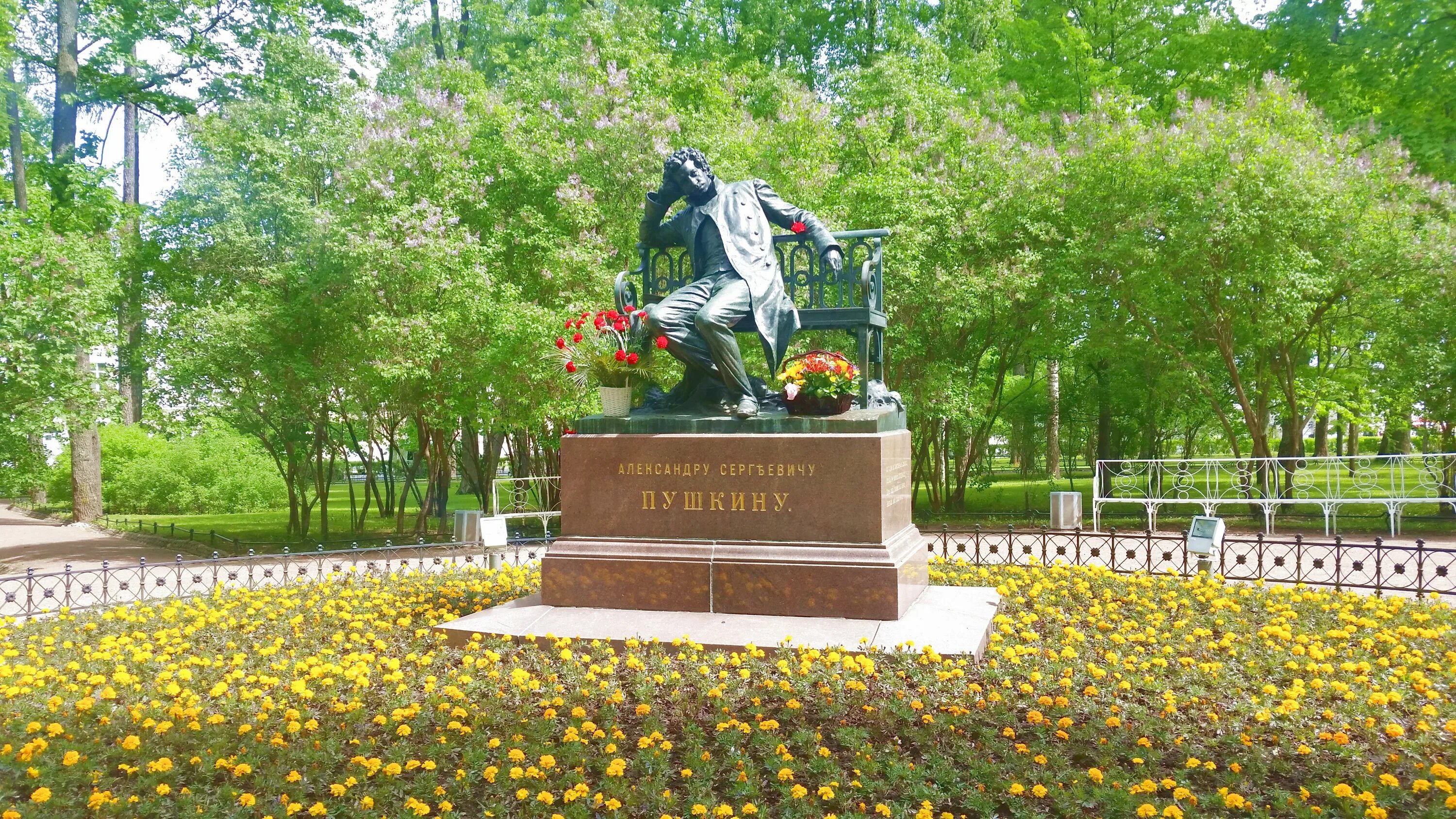 Памятник пушкина в уфе. Пушкина, памятник пушкину. Памятник пушкину в красногорске. Бюст пушкину в уфе. Знаменитый памятник пушкину.