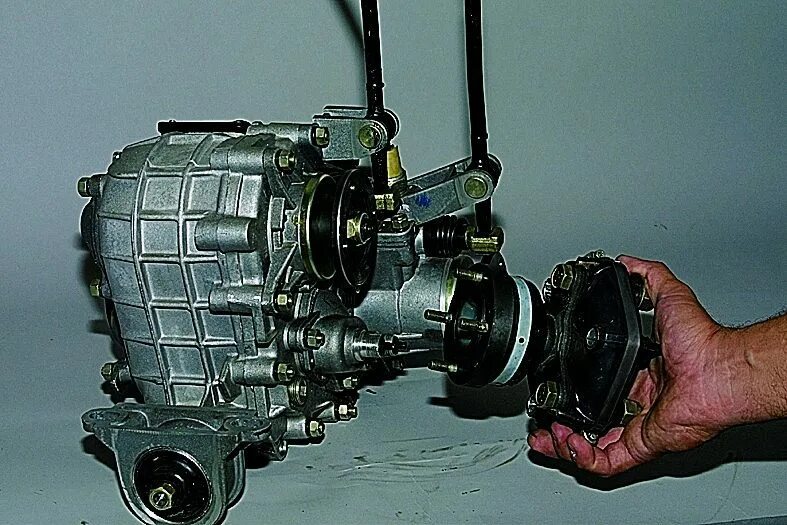 Вибрация раздатки нива 2121. Сборка раздатки нива 21213. Крепления трансмиссии нива 21213. Гайки крепления раздатки нива 21213. Карданный вал раздаточной коробки нива шевроле.