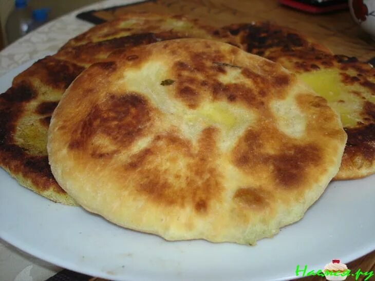 Лепешки из картофельного теста. Мордовские лепешки. адыгейские лепешки на сковороде. мордовские лепешки сюкорки. адыгейские лепешки с рыром.