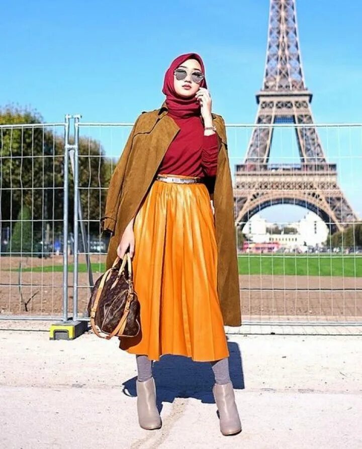 Блоггеры мусульмане. Модные мусульманские блоггеры. Мусульманка в Париже. Мусульманка в желтом платке. Мусульманка шоппинг.
