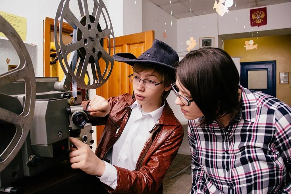 Продюсер на съемках. День российского кино картинки. День российского кино мероприятия. С днем рождения режиссеру открытка. Отечественный кинематограф.