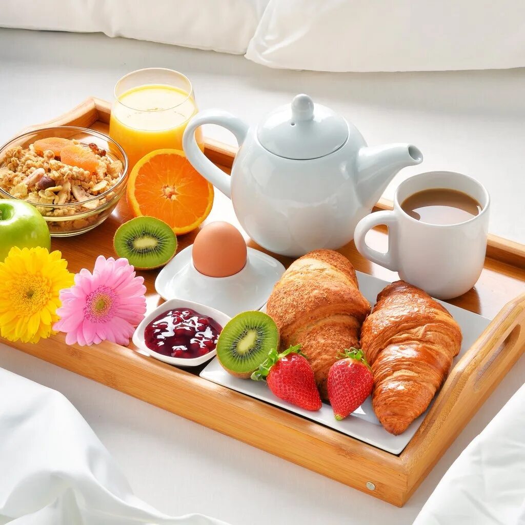 Хорошее утро вкусное. Поднос завтрак. Красивый завтрак. Сладости к чаю. Вкусный завтрак в постель.