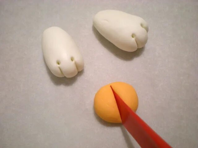 Как слепить из пластилина лапку. Пуговицы в виде животных. Лепим лягушку из пластилина. Лапа из глины. Лепим котенка из пластилина.