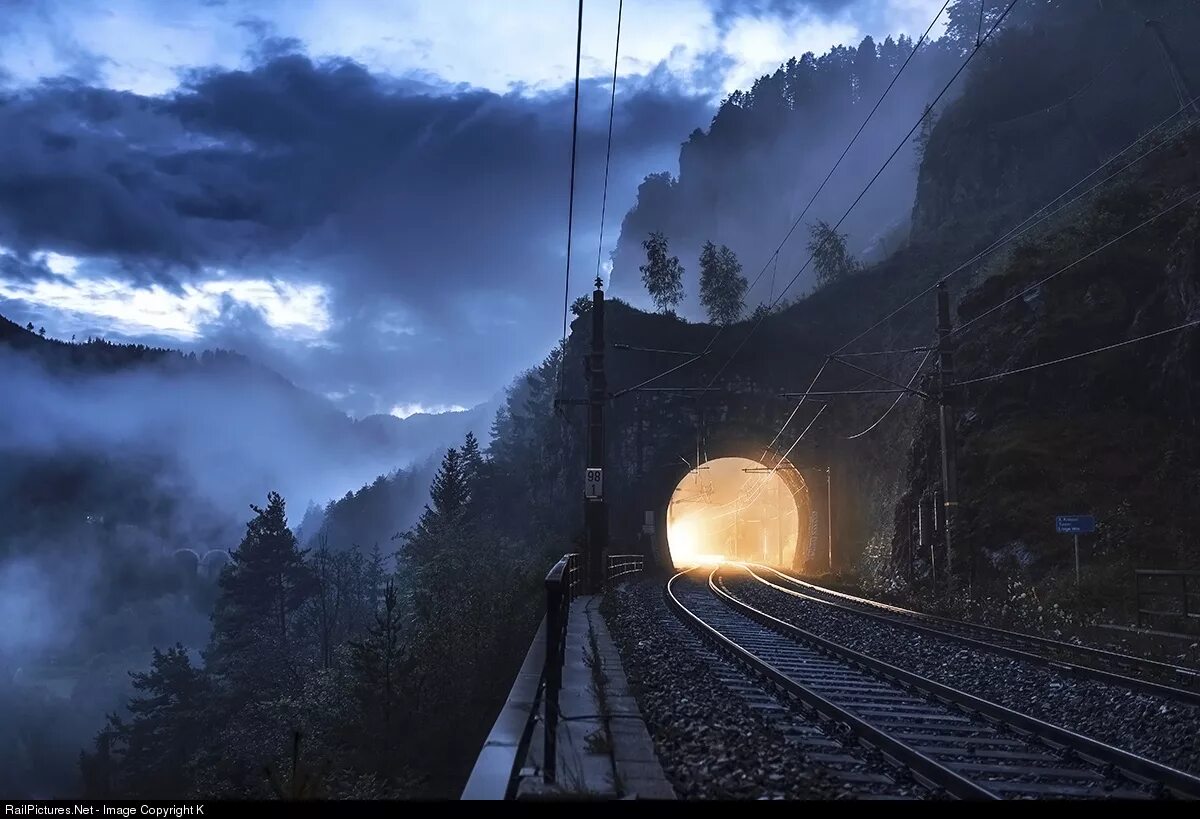 Железнодорожный тоннель. Поезд в тоннеле. Железная дорога. Красивая железная дорога в горах.