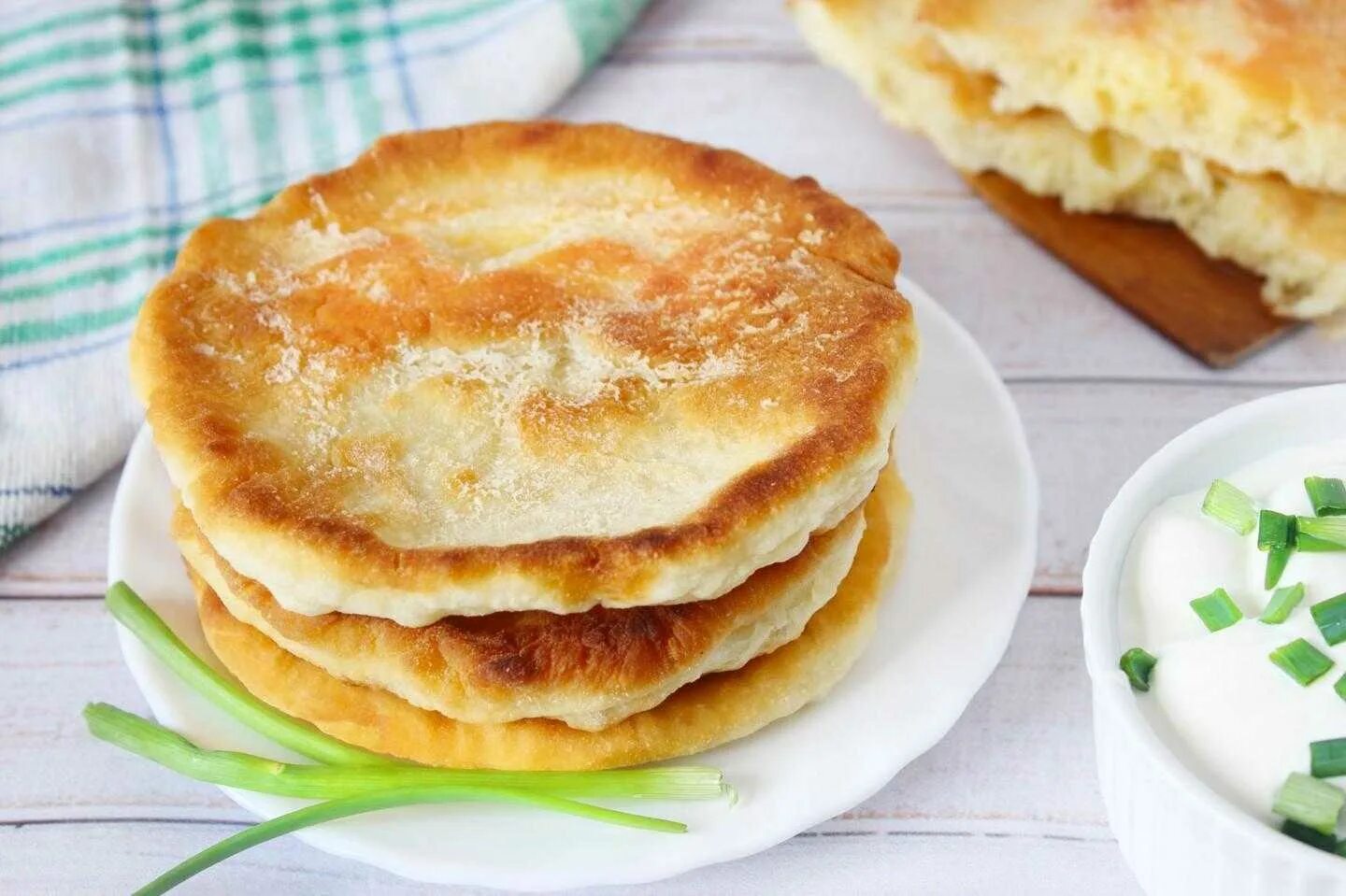 Пышные лепешки с сыром на сковороде. Лепёшки на кефире. турецкие лепёшки на сковороде. лепёшки на кефире на сковороде. лепёшки на кефире на сковороде пышные.