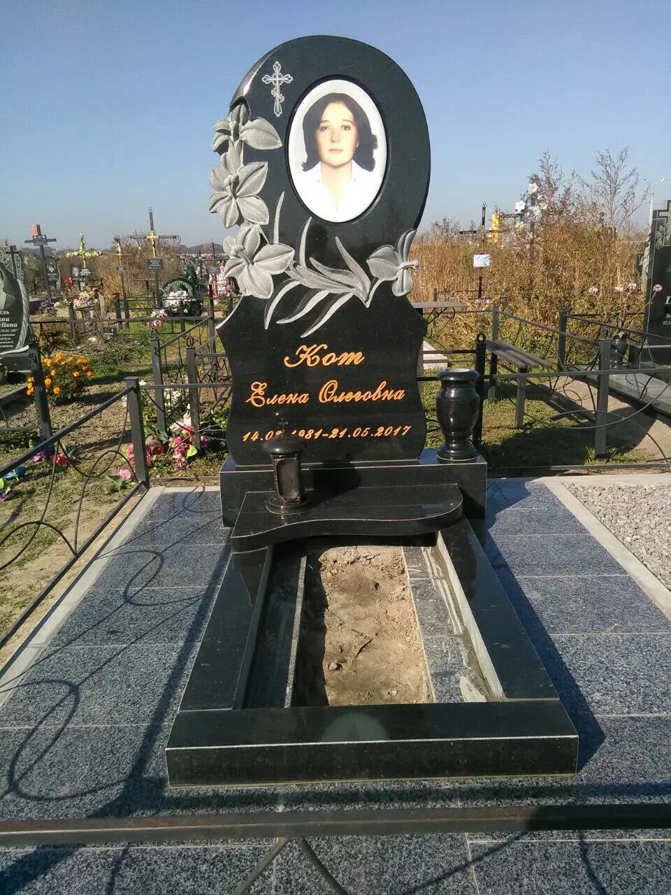 лонг дарк могила лили. памятники с лилиями из гранита. памятник из мраморной крошки резные. где надгробие лилии. лилия изготовление памятников на радищева режим работы.