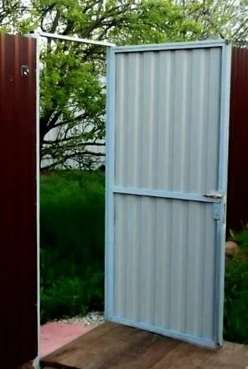 Калитка профнастила установкой. Калитка из профтрубы 40х20. калитка из профлиста. калитка для забора из профнастила. дверь из металлопрофиля.