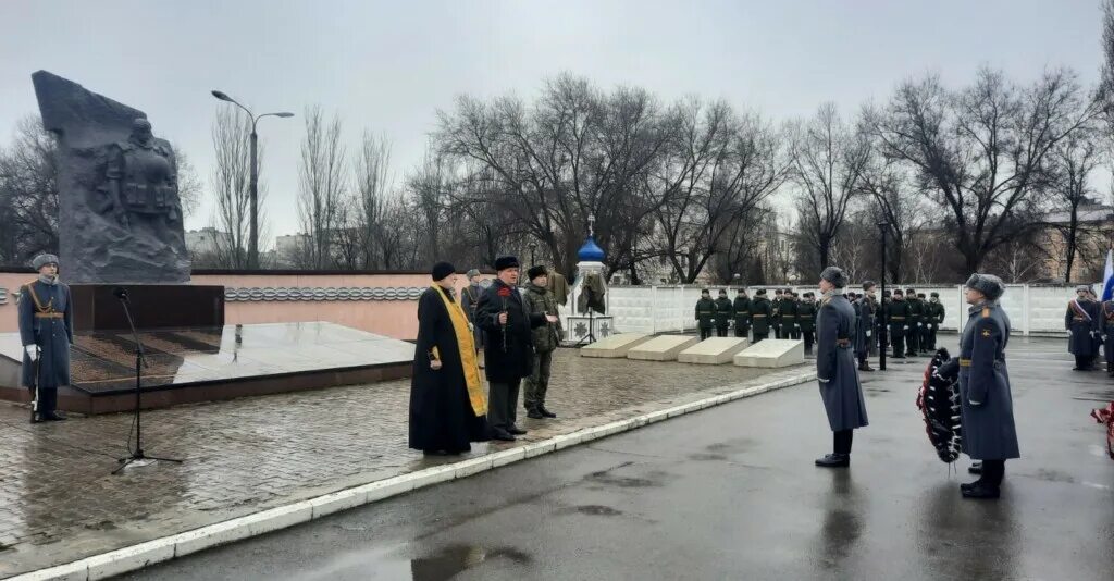 65 военных погибло при построении. Памятник погибшим в Чечне в Волгограде. Возложение венков погибшим в Чечне. Памятникам воинам Чечни Волгоград. Память солдата в Волгограде.