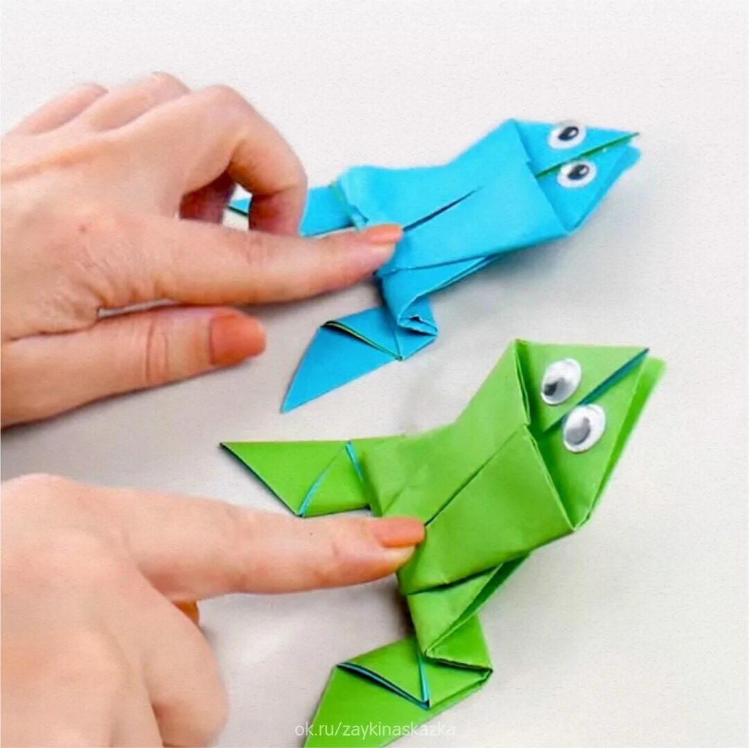 Как сделать лягушку из бумаги. Лягушка из бумаги. Поделка лягушка попрыгушка. Оригами лягушка прыгающая. Лягушка попрыгушка из бумаги.