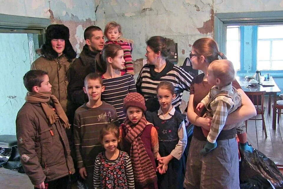 Многодетные семьи переезд в деревню. Многодетная семья мартенс из германии. семья мартенс из германии. многодетные семьи в глубинке. многодетные из глубинки.