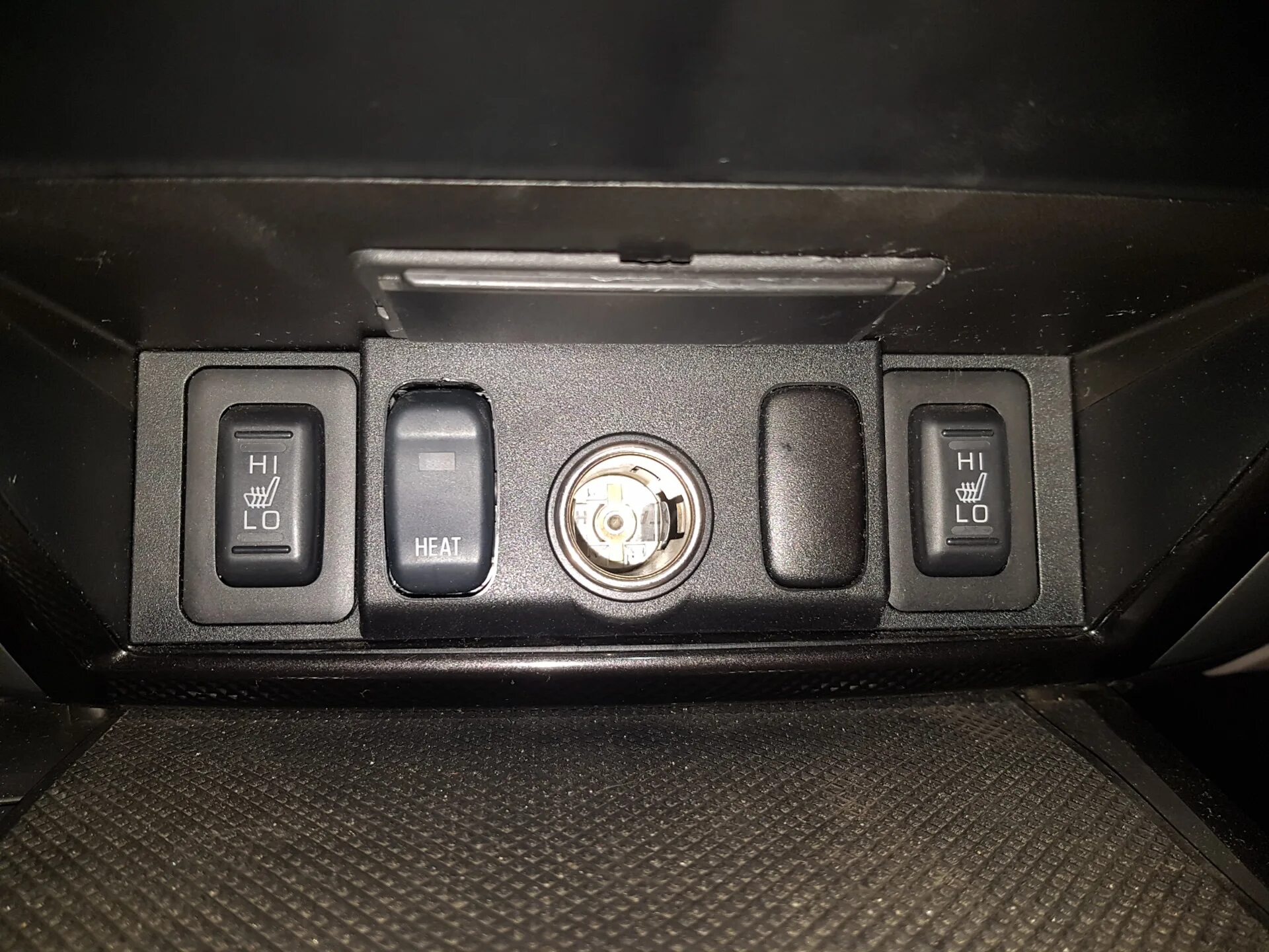 Кнопка обогрева сидений e180. Rav4 ii лампа кнопки обогрева сиденья. Кнопка off митсубиси паджеро спорт 2012 года. Кнопка heat. Кнопка heat.