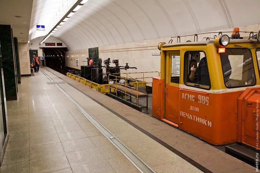 зил-130 метро. автомобиль в метро. метро авто. смм 2 снегоочиститель метро. машины метрополитена.