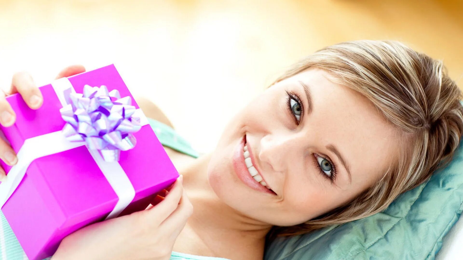 Подарок на праздник девушке. Что подарить девушке. Цветы в коробке. Оригинальный подарок девушке. Шикарные подарки для женщин.