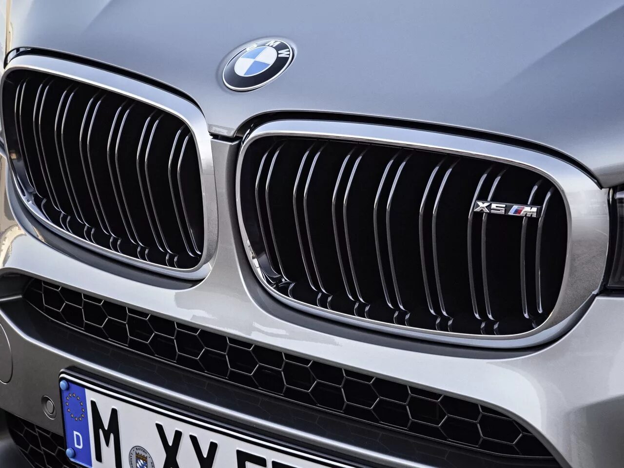 BMW x5m решетка радиатора. BMW x5 m II (f85). Решетки радиатора x5 f15 карбон. Решетка радиатора BMW x5 f15. Дверь bmw x6