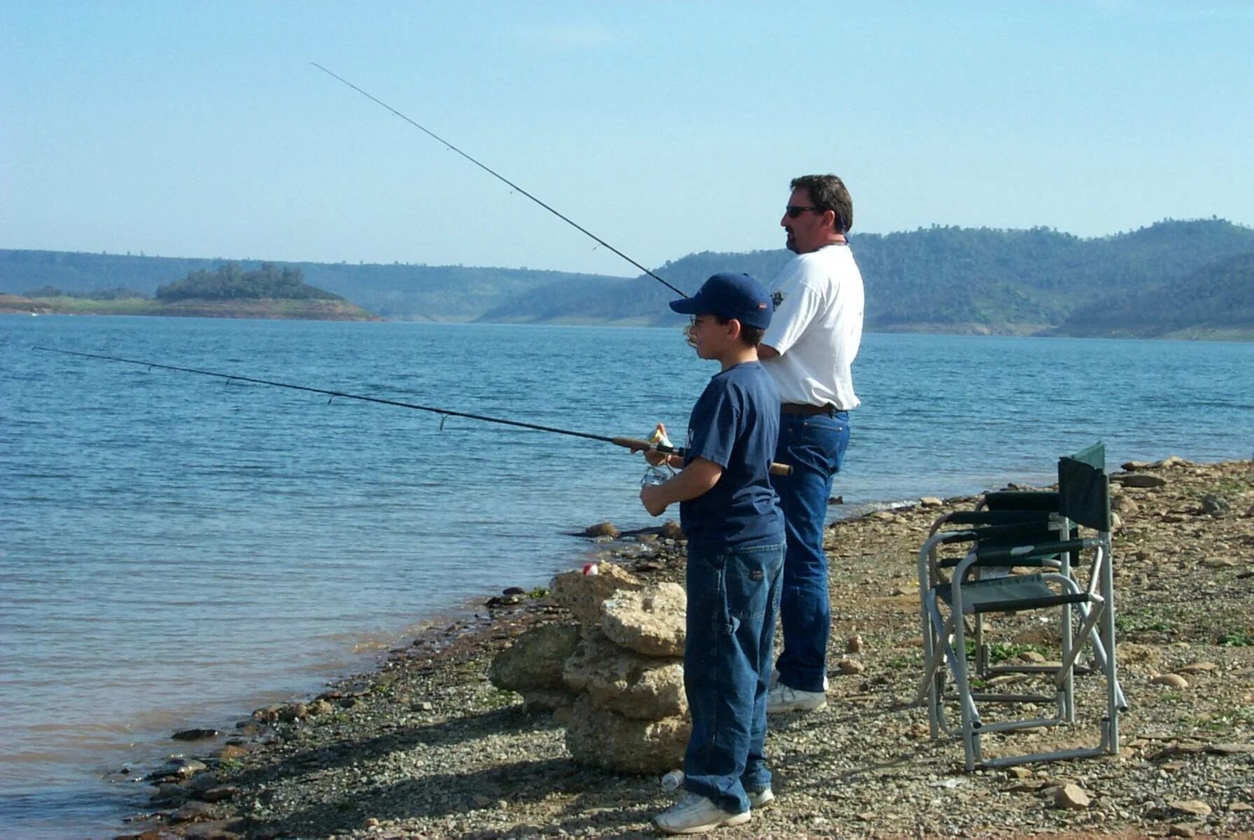 Папа ловил рыбу. Рыбалка с папой. Папа рыбачит. Fishing отец с сыном. Батюшка на рыбалке.