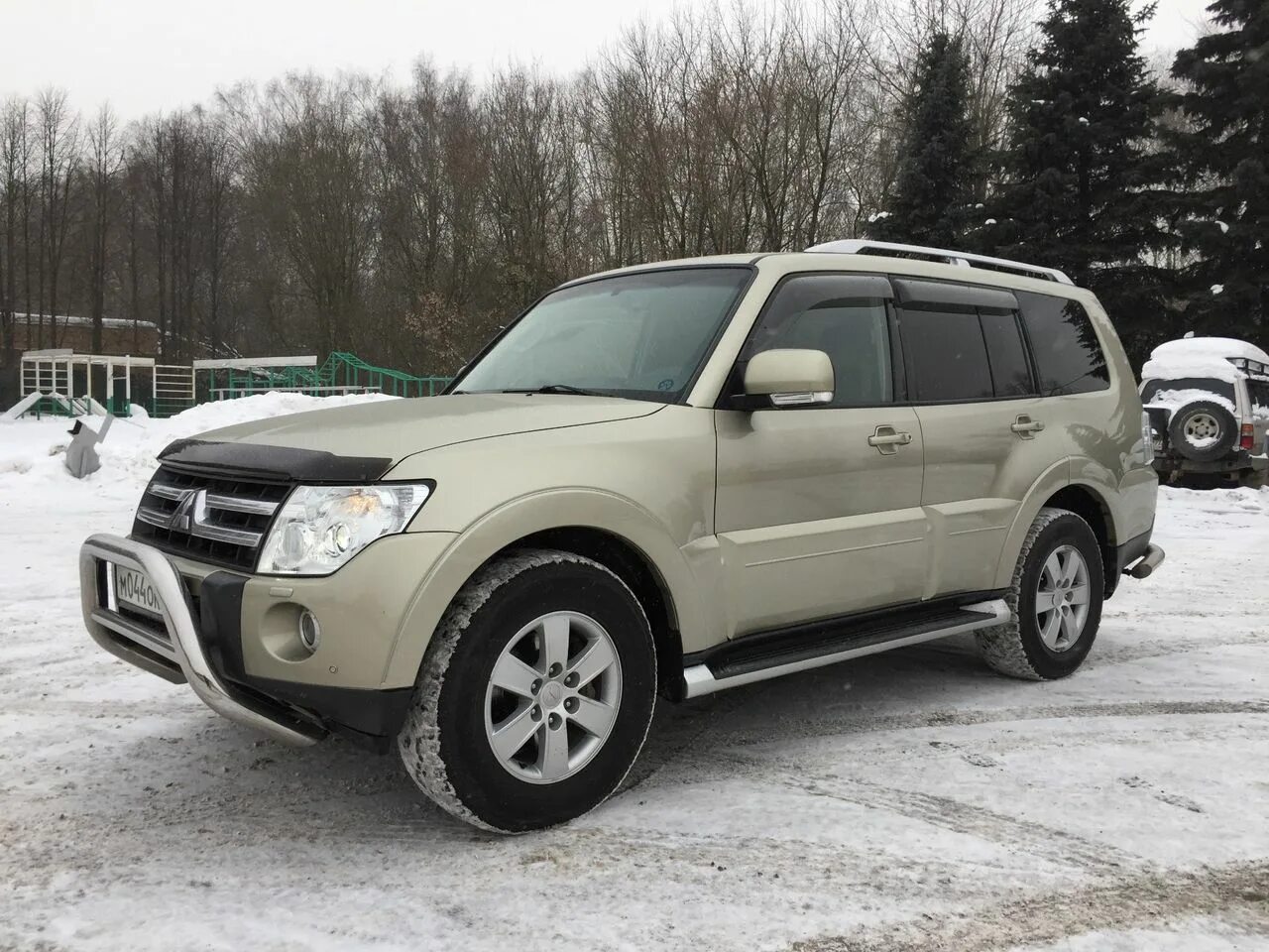 Mitsubishi pajero 2 с кенгурятником. Багажник на паджеро 2. Паджеро 3 3. Митсубиси паджеро улан удэ. Митсубиси паджеро 4 зимой.