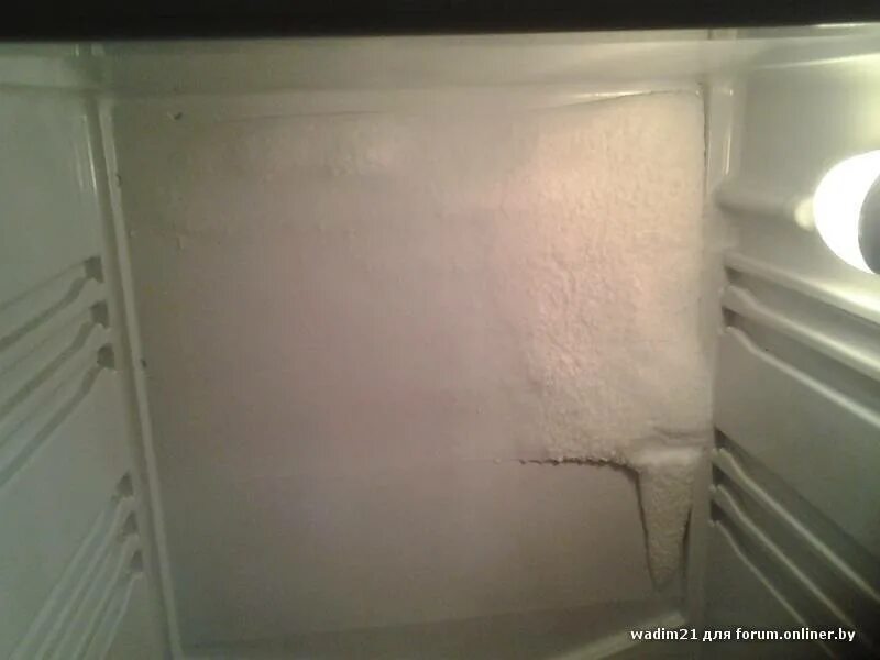 Морозит морозилка холодильника индезит. Морозилка Либхер задняя стенка. Холодильник Индезит намерзание. Холодильник Daewoo 661 конденсат. Холодильник Бирюса двухкамерный намерзает трубка.