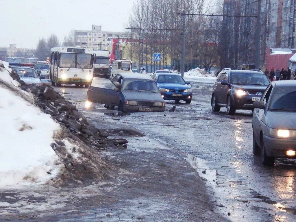 Разбитая россия. Дороги Ярославля. Разбитые дороги. Плохие дороги Ярославля. Ямы на дорогах Ярославль.