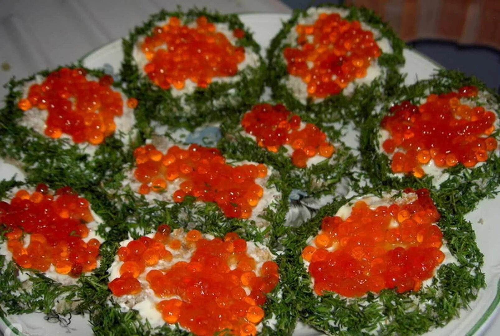 Как вкусно сделать бутерброды с икрой. Бутеры с авокадо и красной икрой. бутерброды с красной икрой на праздничный. украшение бутербродов с икрой. бутерброды с икрой на праздничный стол.
