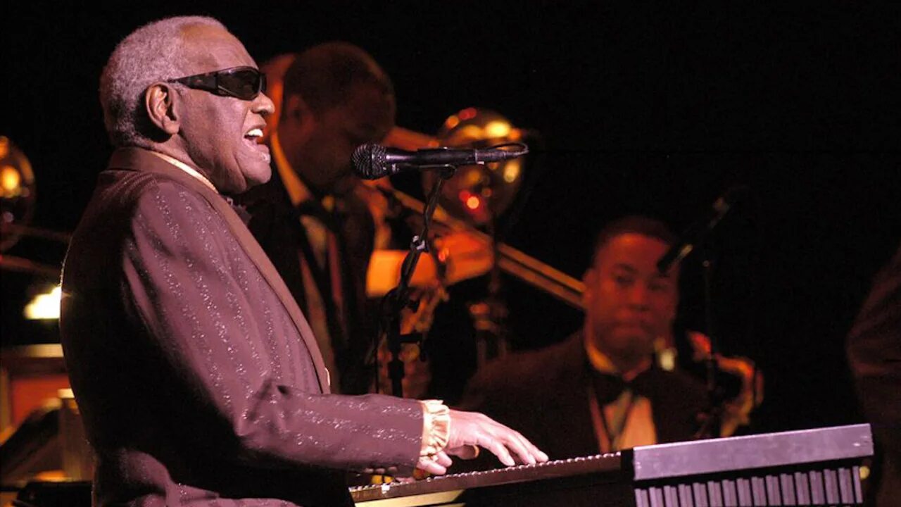 Музыка слепого музыканта. Ray charles. ray charles robinson. рэй музыкант слепой. ray charles 2004.