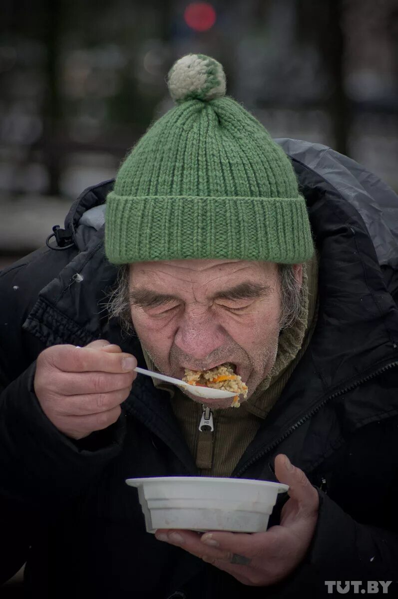 Принимаем бомжей. Еда бомжей. Шапка бомжа. Еда для бездомных.