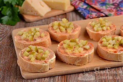 Горячие бутерброды с колбасой и огурцами