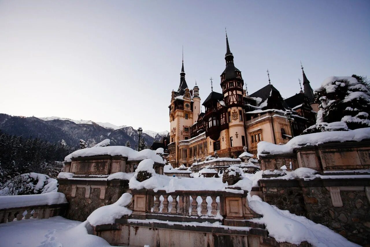 Замок Пелеш Румыния. Замок Пелеш Трансильвания. Замок Пелеш Румыния зима. Замок Пелеш Эстетика.