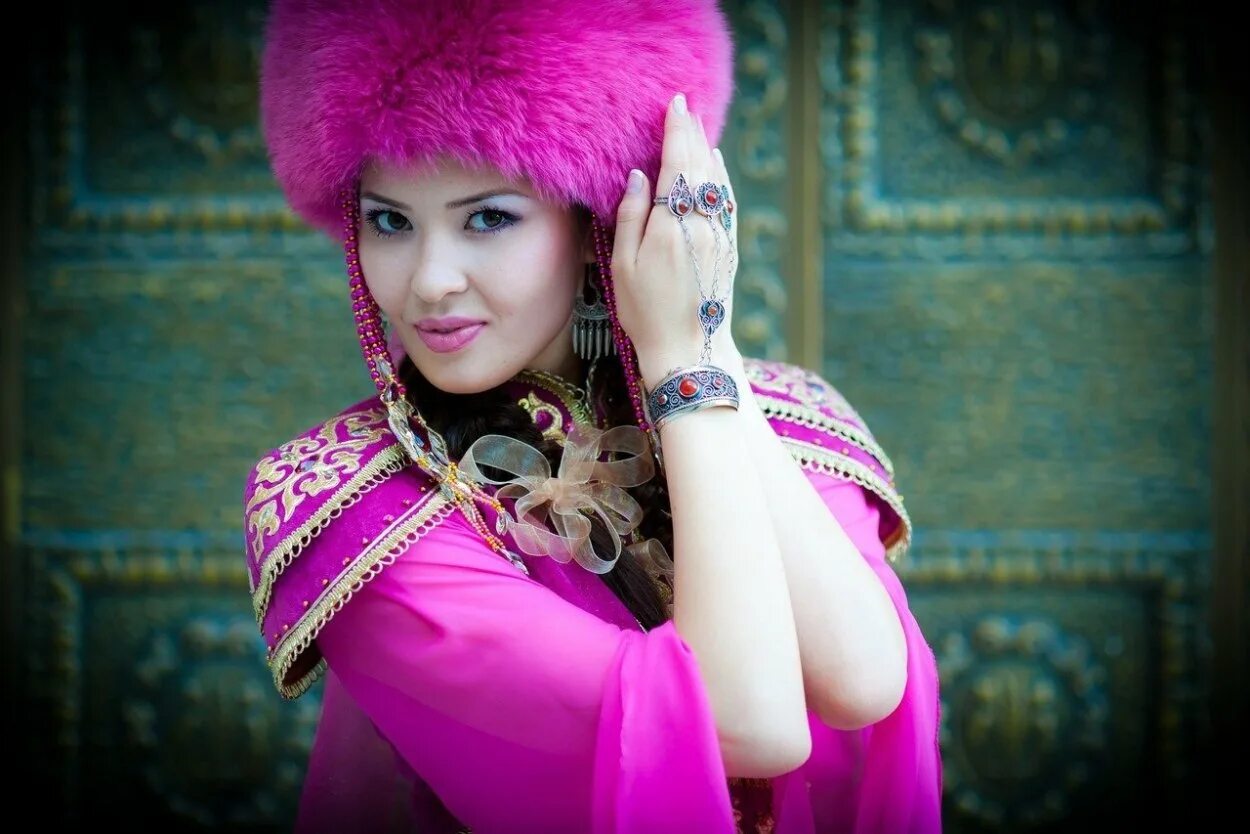 Қыз фото. Красавицы казашки. Казахские женщины. Казахские косички. Кыргызские женщины.