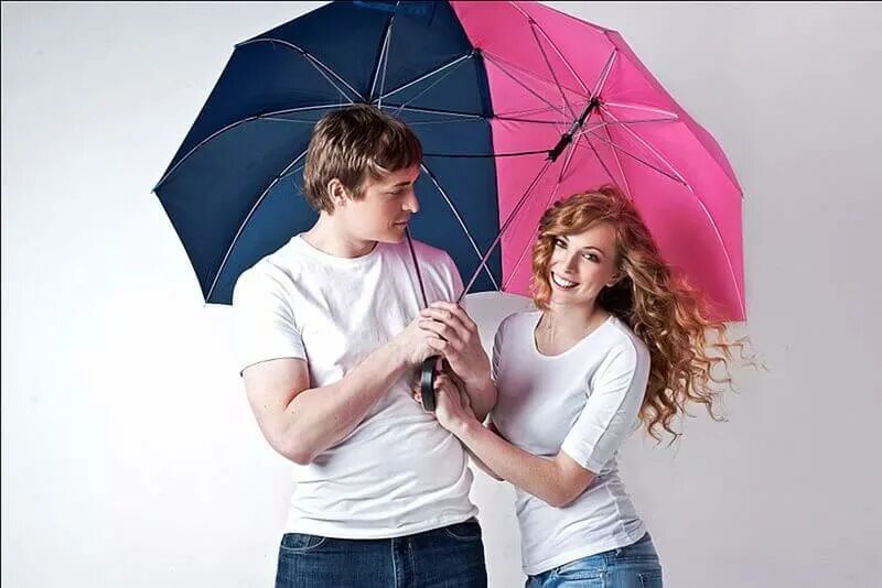 Зонтик для двоих. Зонт для двоих сближающий. Зонт на двоих для влюбленных. Зонт для парочек. Необычные зонты.
