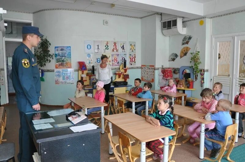 Сторож детского садика. Сторож в детский сад. Охрана в садике. Охранник в детском саду. Охранник с детьми в детском саду.