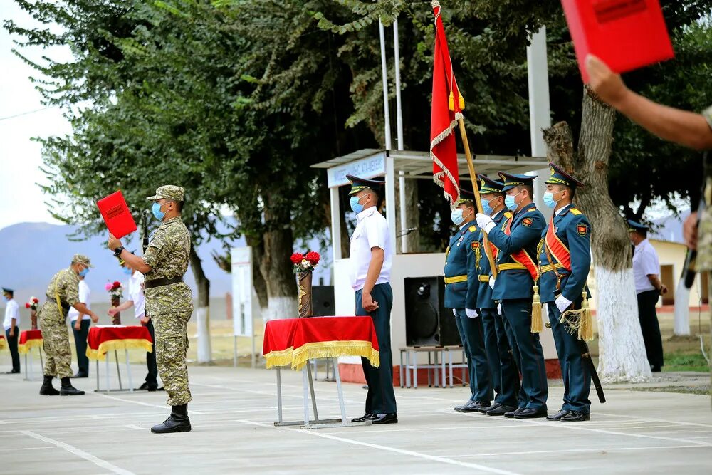 Перед знаменем