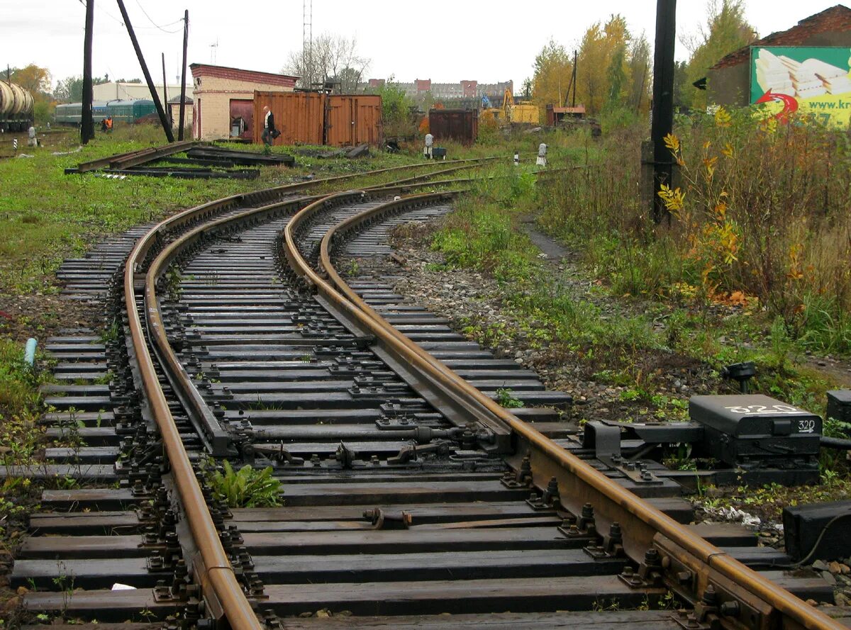 Стрелок железная дорога. РЖД подвижной сердечник. Стрелки РЖД. Железнодорожная стрелка. Стрелка на железной дороге.