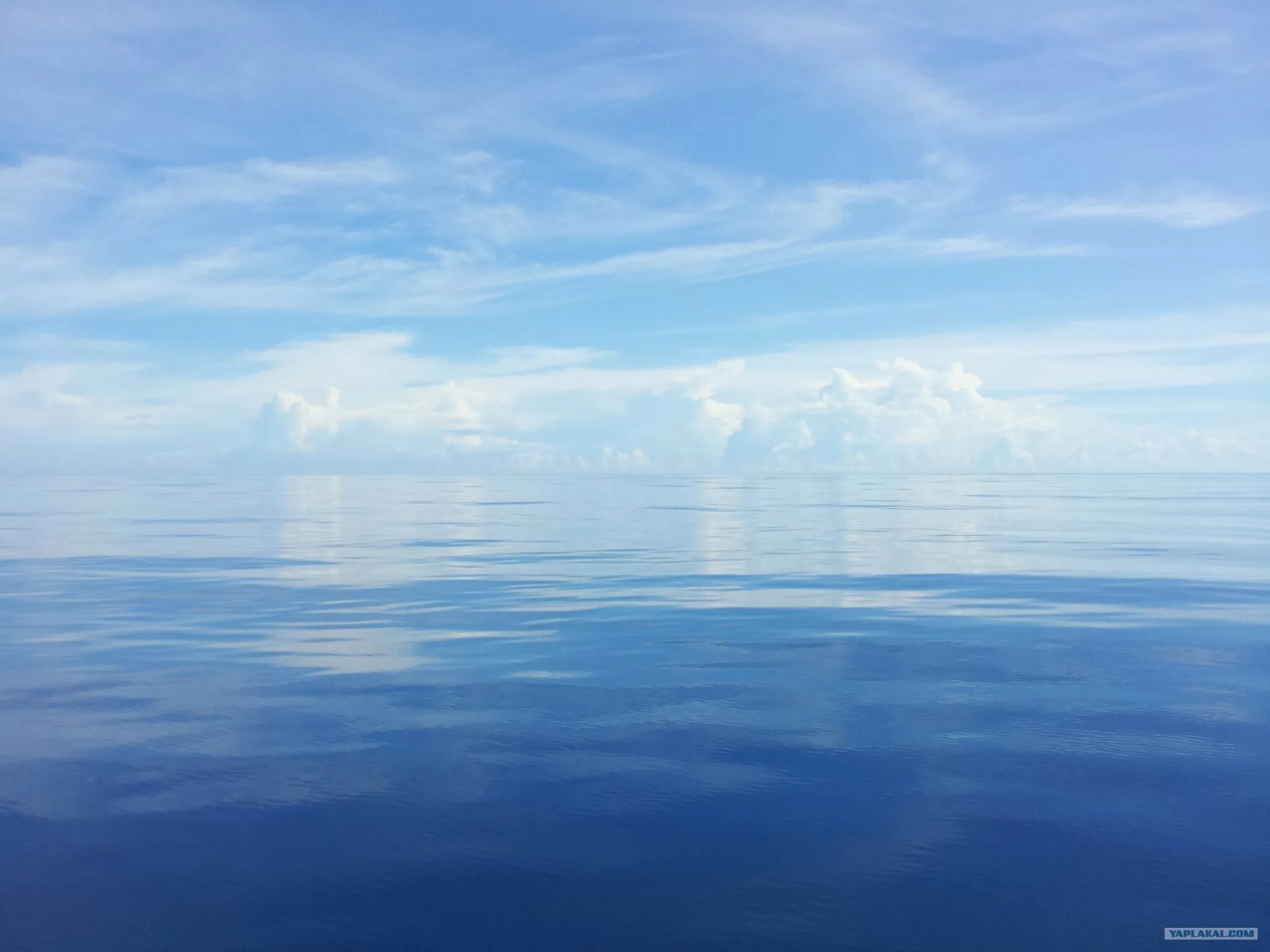 Горизонт верхних вод. Водная гладь. Штиль на море. Море сливается с небом. Спокойное море.