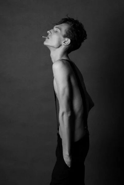 Скинни бойс джинсы. Худой парень. Karolis inokaitis модель. Парень в скинни. Skinny male model.