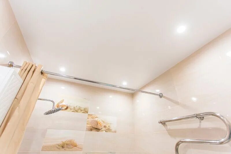 Белый потолок в ванной. Потолок в ванной. Натяжной потолок ванная. Матовый потолок в ванной. Матовый натяжной потолок в ванной.