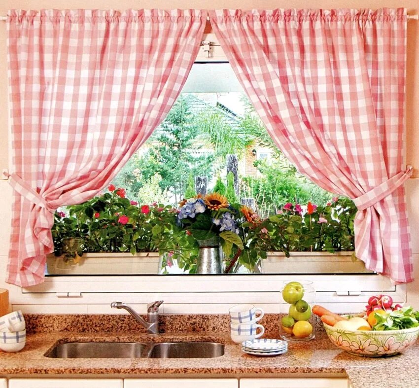 Тюль для гостиной. Оформление окна картинки. Шторы в интерьере. Ламбрекен. Окно со шторами.