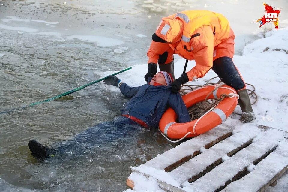 Спасательные работы на воде средства спасания. МЧС России провалился под лед. МЧС спасение людей. Спасение людей на льду МЧС.