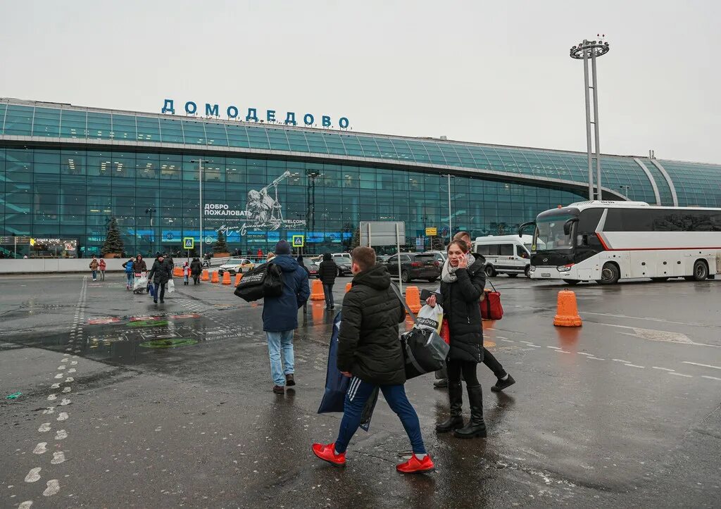 Аэропорт домодедово азиаты. Московский аэропорт Шереметьево. Москва аэропорт Домодедово. Аэропорт Домодедово 1990. Аэропорт Домодедово 1997.