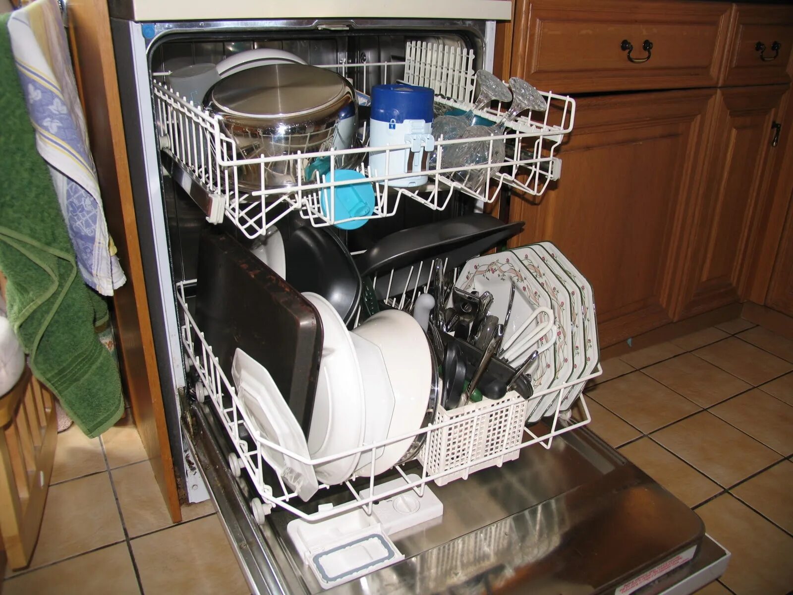 Для посудомоечных машин. Починка посудомоечной машины. Сломанная посудомойка. Сломалась посудомойка.
