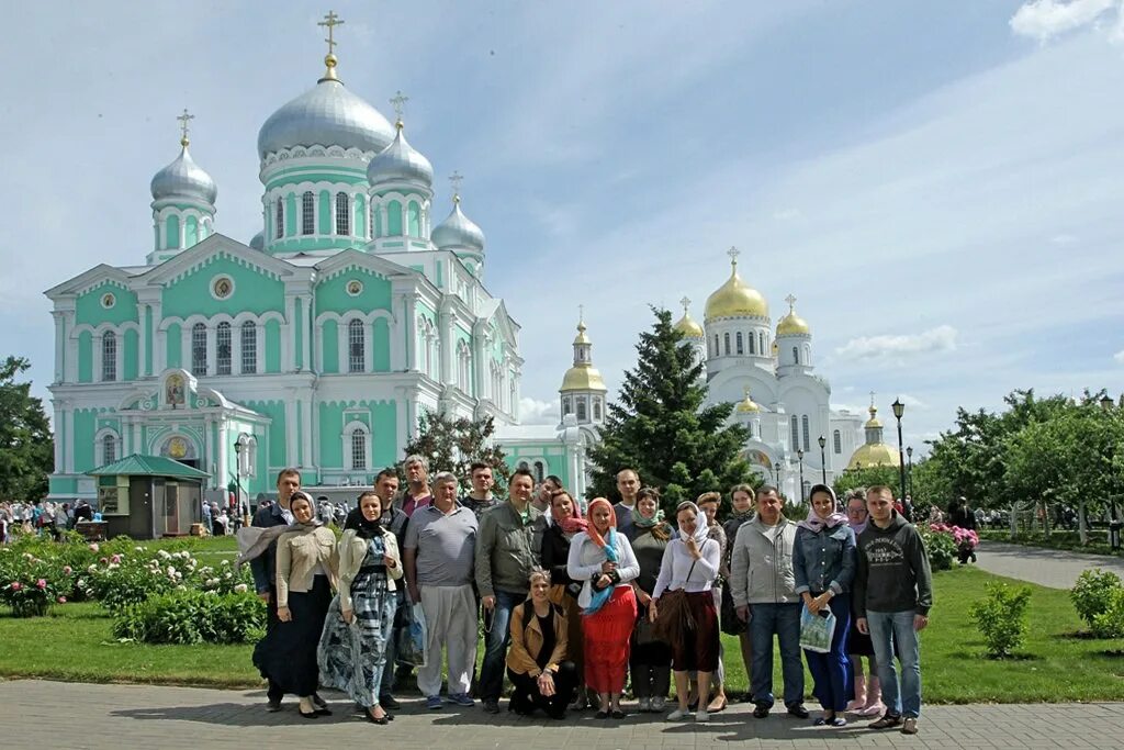 Дивеево сегодня в контакте. Дивеевский монастырь паломники. Дивеевский монастырь, паломнический центр.